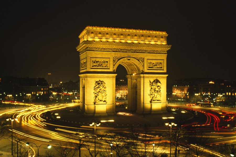 L'Arc de Triomphe situé à Paris près des Champs-Élysées
